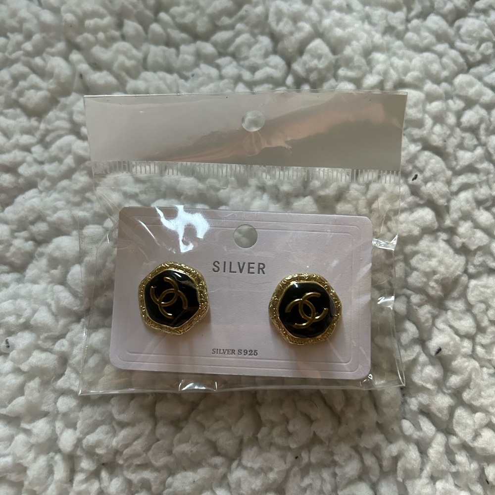 Women’s Studs/ Earrings